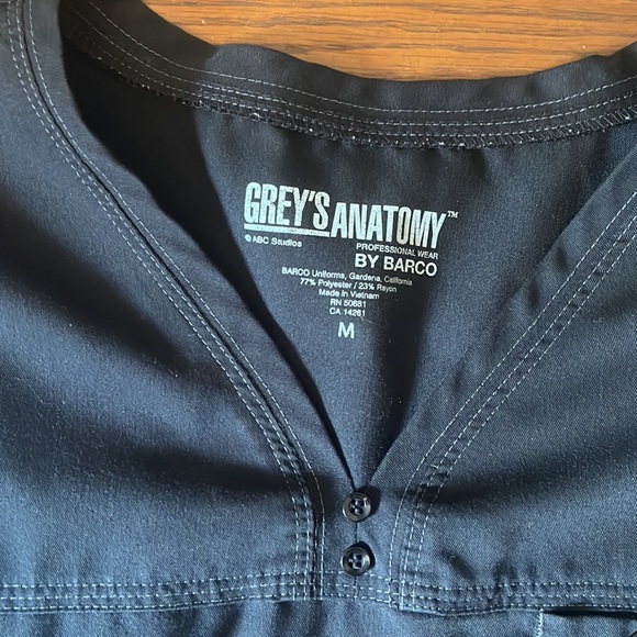 Greys anatomy scrub top - Picture 2 of 4